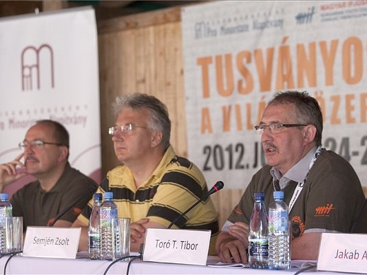 Toró T. Tibor a Tusványos megnyitóján: aki párbeszédet szeretne, itt van
