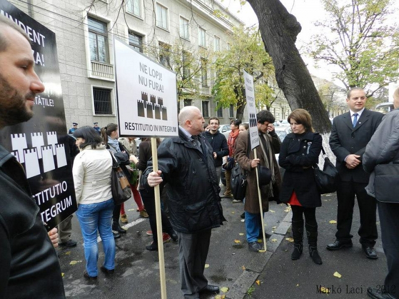 Mindent vissza! Levéltárak visszaszolgáltatásáért tüntettek Kolozsvárt