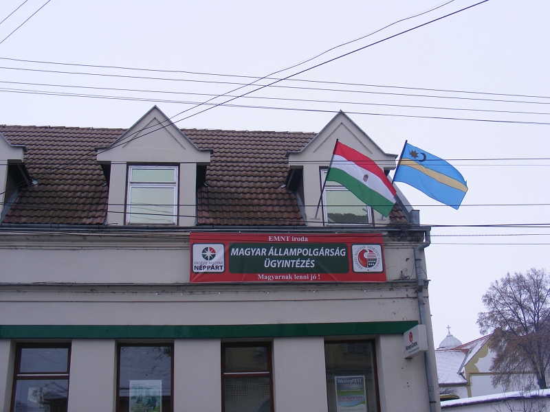 A baróti Néppárt székházáról is eltávolítaná a prefektus a zászlókat